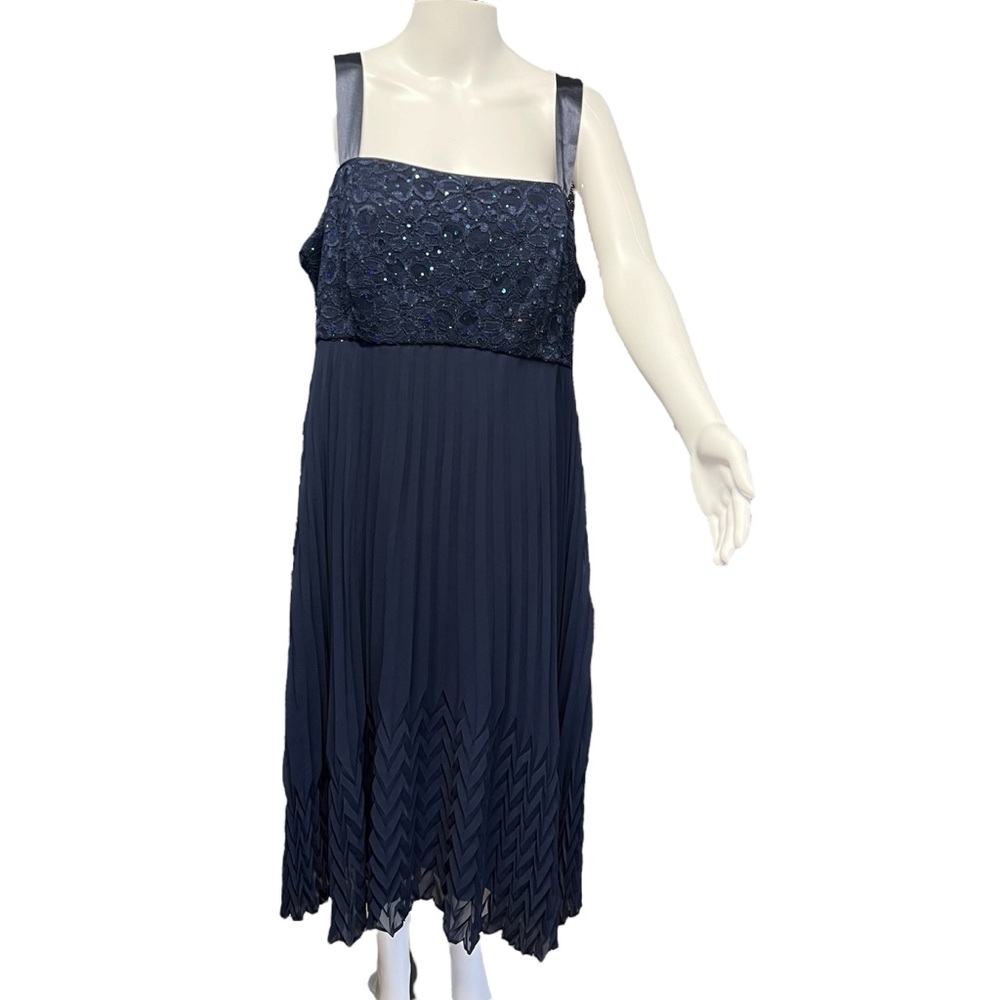 R&M Richards - Womens Pleated Lace Dress